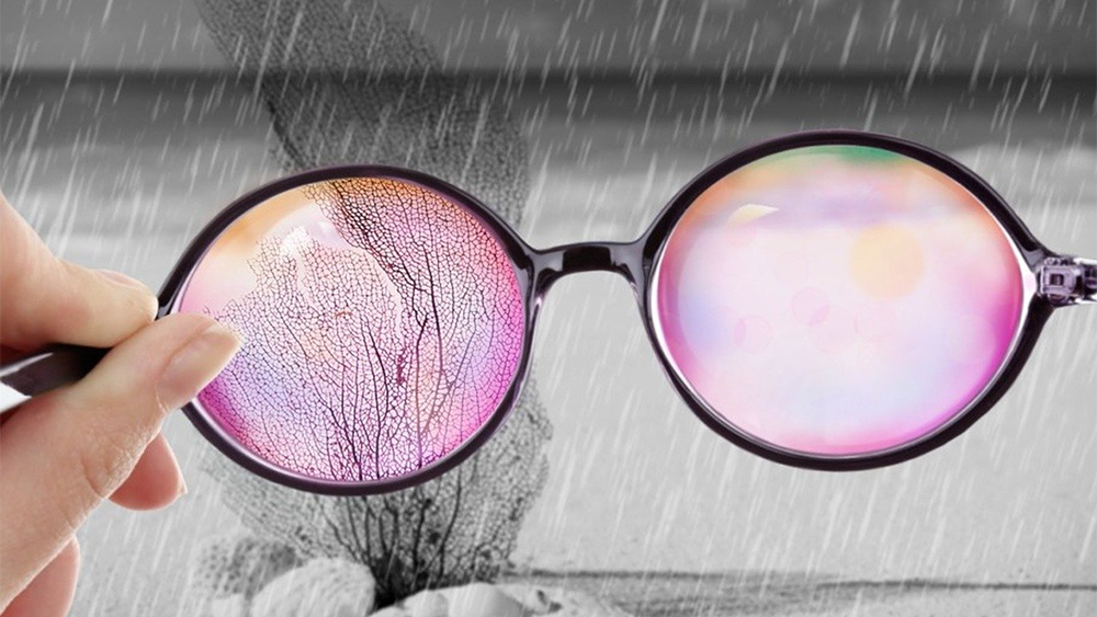 idiom: rose tinted glasses